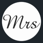 Adesivo Sr. e Sra. | elegante casal de correspondência mod<br><div class="desc">"Sr. e Sra." A combinar presente de casal com design branco e preto moderno elegante. Perfeito para ・ Favoritos de casamento Clique no botão personalizá-lo para personalizar o design escolhendo a cor de fundo que você deseja e até mesmo adicione seu próprio texto. Itens correspondentes também estão disponíveis no repositório....</div>