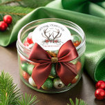 Adesivo Stag Felry Christmas Botanic<br><div class="desc">O Stag Felry Christmas Botanical Classic Round Sticker mostra um charmoso e rústico design perfeito para comemorações de férias. No seu coração, um gracioso chifre elegantemente se estendendo para cima, rodeado por uma exuberante vegetação botânica. Pintado em tons de aquarela suaves e úmidos, o verde inclui delicados prigos de pínus,...</div>