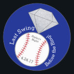 Adesivo Sticker Bachelorette Baseball- Último Balanço<br><div class="desc">Conhece uma noiva que ama beisebol? Jogue um "Último Balanço Antes do Anel". Se você está planejando uma Festa de solteira,  esses adesivos,  projetados por Aestésicos Jornais,  são completamente personalizáveis para suas cores e necessidades. Use a modelo para inserir seus detalhes ou o botão "personalizar" para torná-lo seu.</div>