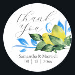 Adesivo Sticker Obrigado Lemons<br><div class="desc">Estes adesivos de casamento tucanos apresentam limões de aquarela botânica e arte verde. As palavras "OBRIGADO" são definidas em uma tenda tipografia escrita com letra de mão. Use os campos modelo simples para adicionar suas informações personalizadas. Uma escolha rústica e elegante para aderir aos seus favores de casamento. Mais informações...</div>