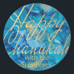 Adesivo Stickers Feliz e Dourado Ronda de Chanukah<br><div class="desc">Colorida, Dourada, Feliz Chanukah. Divirta-se usando esses adesivos como topos de bolo, etiquetas de presentes, fechos de malas de favor ou qualquer que seja a sua festa! Design elemento, "Happy Chanukah" pode ser movido, redimensionado e excluído. Personalize excluindo o texto, "com os Steinbergs" e adicionando suas próprias palavras, usando o...</div>