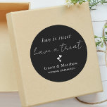 Adesivo Stylish Black & White Love is Sweet Wedding Favor<br><div class="desc">The "Stylish Black & White Love is Sweet Wedding Favor Classic Round Sticker" combines timeless elegance with modern flair. Its sleek black and white design and heartfelt message convey sincere appreciation to guests. Perfect for sealing favor bags or adorning favor boxes, this sticker adds a touch of sophistication to your...</div>