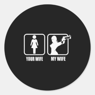 Adesivo Sua Esposa - Minha Esposa Pistola _ Armas - Dia do