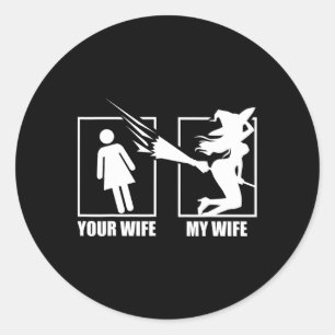 Adesivo Sua Esposa Vs. Minha Esposa - Esposa de Bruxa Hall