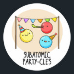 Adesivo Subatômicos - Funny Science Pun<br><div class="desc">Sub Atomic Party-cles Funny Science Pun apresenta um belo punhado de partículas subatômicas em festas com seus coloridos chapéus de festa e fabricantes de ruídos. Bonito presente para a família e amigos que adoram trocadilhos bonitos de ciência.</div>