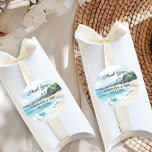 Adesivo Summer Tropical Beach Weding Obrigado Favor<br><div class="desc">Etiquetas de casamento com a praia com a cena aquática de um oceano azul lindo batendo a areia de uma praia com palma debaixo do céu de verão Inscrição moderna com um roteiro casual e escrito à mão. Perfeito para um casamento de praia, casamento costeiro, casamento de verão, casamento marítimo,...</div>