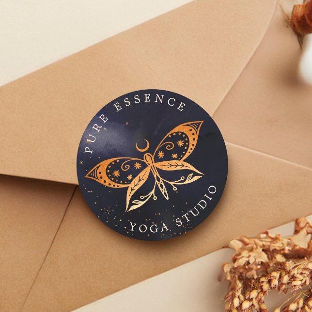 Adesivo Sun Celestial Holística e Borboleta Lua Tinta Escu (Holistic Celestial Sun & Moon Butterfly Dark Ink Classic Round Sticker)