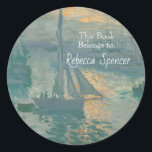 Adesivo Sunrise (Marine) por Claude Monet<br><div class="desc">Na paleta silenciosa da madrugada emergente, Claude Monet retratou o porto industrial do Havre na costa norte de França. A brilhante laranja dos raios solares da ascensão gira em meio ao ar úmido e dança sobre a suave água ondulante, iluminando seus azuis e verdes iridescentes. Mal discerníveis através de uma...</div>