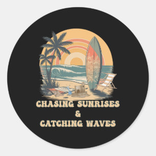 Adesivo Surfando Ondas Perseguindo Nascer do Sol Surfistas