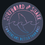 Adesivo Surfe De Surfe E Tubarão Engraçado No Verão<br><div class="desc">Ei! Prontos para "Andar as ondas em estilo" com este design de férias de verão de surfboard e tubarão engraçado? Você vai adorar! Esta design é perfeita para aqueles que adoram surf e cavalgar as ondas, e é também uma adição divertida e única ao guarda-roupa de qualquer um. Então, por...</div>