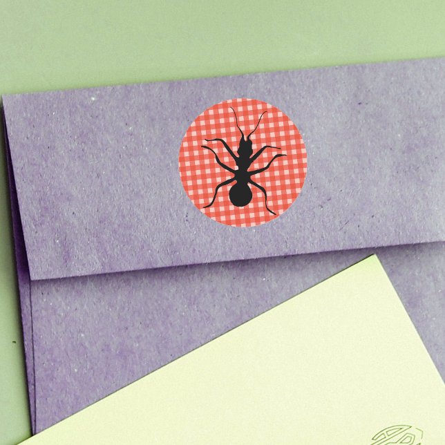 Adesivo Tablete de Xadrez Rastreável (Big black ant on red white picnic tablecloth plaid round stickers.)