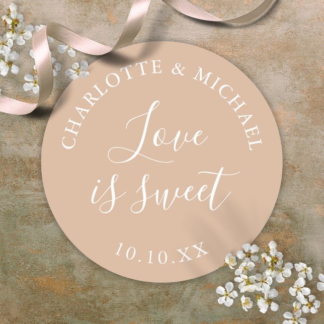 Adesivo Tan Love É Bonito Favor De Casamento (Love Is Sweet Elegant Tan Wedding Favor Classic Round Sticker)
