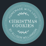 Adesivo Teal Rustic Homemade Christmas Cookies<br><div class="desc">Um autocolante de produtos assados, russo e moderno, com o texto casado com amor, biscoitos de natal e o seu nome na tipografia moderna num fundo teal. Basta adicionar seu nome e o nome do produto à etiqueta. Desenvolvido exclusivamente para você pelo Happy Dolphin Studio. Se precisar de ajuda ou...</div>
