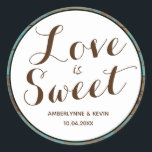 Adesivo Teal Rustic Wood Love é Sweet<br><div class="desc">A madeira lacrimogênea personalizada e o amor marrom são doces adesivos. Russo,  mas elegante. Você poderá personalizar facilmente com nomes e data. Um toque de excelente para seu belo casamento,  chá,  aniversário e muito mais.</div>