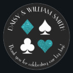 Adesivo Tema de Las Vegas Tema Texto Personalizado Folha d<br><div class="desc">Os ternos de cor falsa e de carta branca são circulados por fazer de texto personalizável,  estes adesivos redondos perfeitos para todos os tipos de projetos e ocasiões. Use-os para rotular favores para convidados de casamento,  para fechar envelopes e muito mais.</div>