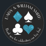 Adesivo Tema de Las Vegas Texto Personalizado Brilho Azul<br><div class="desc">Brilho azul turquesa falso e cartas de naipe são circulados por texto personalizável,  tornando estes adesivos pretos e redondos perfeitos para todos os tipos de projetos e ocasiões. Use-os para etiquetar lembranças para convidados de casamento,  para fechar envelopes e muito mais.</div>