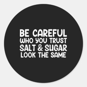 Adesivo Tenha Cuidado Com Quem Você Confia Em Sal E Açúcar