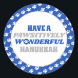 Adesivo Tenha um Hanukkah maravilhoso e pawsitivamente<br><div class="desc">Apresentamos nosso encantador design de Chanucá com uma charmosa borda de estampas brancas em um fundo azul. Abraçar o espírito festivo de Chanucá com esta design, que inclui um fundo branco limpo que mostra o texto sentido "Tenha um Hanukkah dolorosamente maravilhoso." O texto é apresentado em cor azul e prateada,...</div>