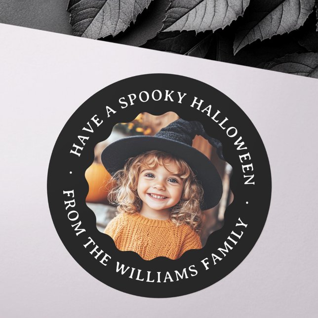 Adesivo Tenha uma foto de borda ondulada de Halloween assu (Have a spooky Halloween wavy border photo black Classic Round Sticker)