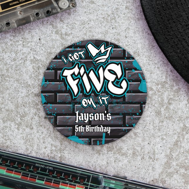 Adesivo Tenho cinco. (I Got Five on It Classic Round Sticker - Boy 5th Birthday - Graffiti)