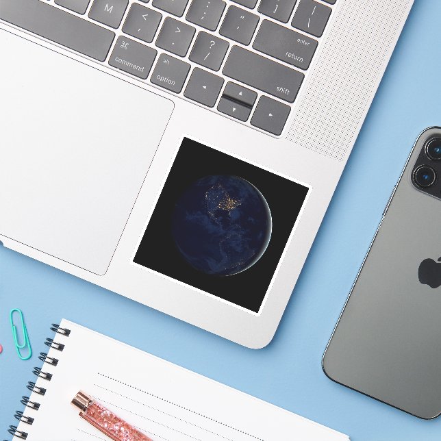 Adesivo Terra De cheio À Noite Com Luzes Da Cidade Das Amé (Notebook com iPhone)