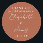 Adesivo Terracotta Elegante Rótulo de Agradecimento de Cas<br><div class="desc">Este adesivo de agradecimento de casamento em terracota com tipografia elegante e minimalista pode ser personalizado com suas informações em tipografia sofisticada. Desenhado por Thisisnotme©</div>