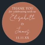 Adesivo Terracotta Elegante Rótulo de Agradecimento de Cas<br><div class="desc">Este adesivo de agradecimento de casamento em terracota com tipografia elegante e minimalista pode ser personalizado com suas informações em tipografia sofisticada. Desenhado por Thisisnotme©</div>