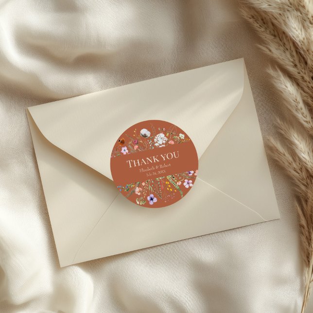 Adesivo Terracotta Wildflower Meadow Wedch Obrigado (Terracotta Wildflower Meadow Wedding Thank You Classic Round Sticker on an elegant wedding envelope)