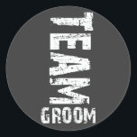 Adesivo Texto de Grunge Extra Grande do Grupo<br><div class="desc">O texto com aparência de "grunge" muito grande diz: "Team Groom". Este design é ideal para uma despedida de solteiro! Não se esqueça dos designs "Team Bride" correspondentes. Copie e cole este texto na janela do navegador para exibir estes designs: http://www.zazzle.com/exclusivelyweddings*/gifts?cg=196481553580698855</div>