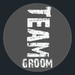 Adesivo Texto de Grunge Extra Grande do Grupo<br><div class="desc">O texto com aparência de "grunge" muito grande diz: "Team Groom". Este design é ideal para uma despedida de solteiro! Não se esqueça dos designs "Team Bride" correspondentes. Copie e cole este texto na janela do navegador para exibir estes designs: http://www.zazzle.com/exclusivelyweddings*/gifts?cg=196481553580698855</div>