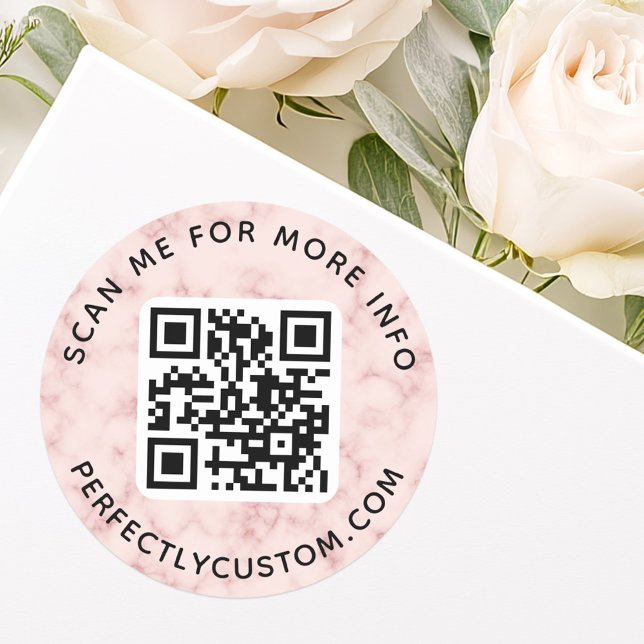 Adesivo Texto personalizado do código QR arredondado branc (QR code custom text round light blush pink marble Classic Round Sticker)