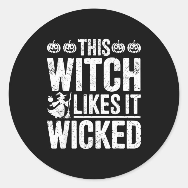 Adesivo This Witch Likes It Wicked Funny Halloween Broom  (Frente)