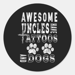 Adesivo Tios Incríveis Têm Tatuagens E Cães Camiseiros Eng