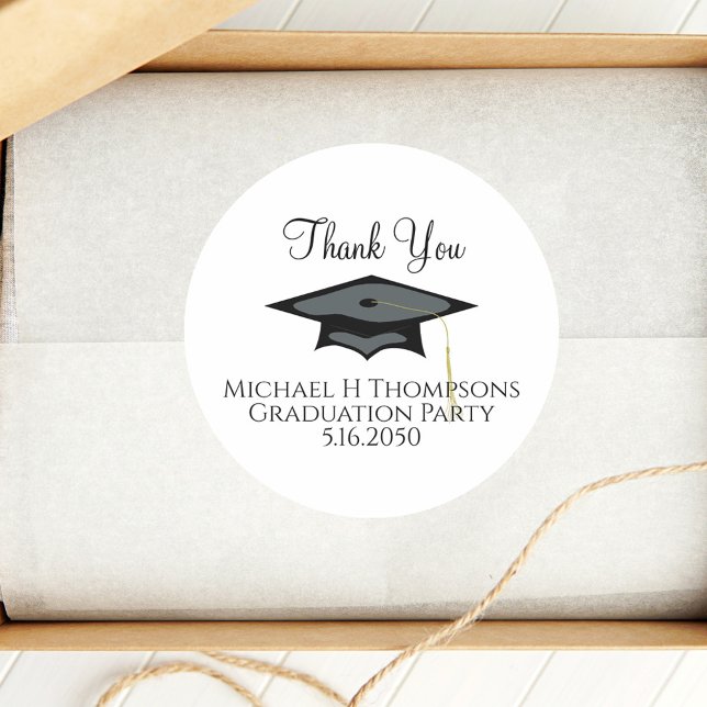 Adesivo Tipografia de Script Elegante Moderno para Graduaç (Black simple graduation hat and calligraphy script party favor sticker.)