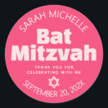 Adesivo Tipografia Legal do Bat Rosa Mitzvah Bold Tipograf<br><div class="desc">Tenha orgulho, alegria e mostre este marco do seu Bat Mitzvah favorito! Use este pop de na moda, adesivo personalizado para adicionar a seu dia especial. Diversão, ranhura, cor-de-rosa e branco modernos sans serif tipografia e Star of David sobrepõem um fundo rosa coral ousado. Personalize o texto personalizado com seu...</div>