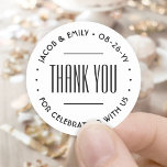 Adesivo Tipografia Minimalista Chic Obrigado Preto e Branc<br><div class="desc">Adicione um toque elegante ao casamento, obrigado a você, cartas e favoritos para festas de recepção com adesivos redondos personalizados / selos de envelope. Toda a formulação desta modelo é simples de personalizar para um chá de panela, aniversário, renovação de votos ou outra ocasião. O texto em um círculo pode...</div>