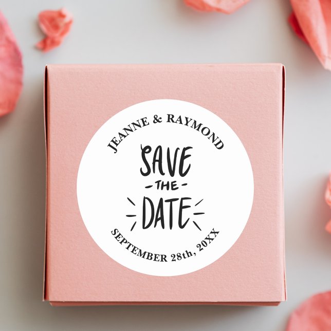 Adesivo Tipografia Moderna Personalizada para Convite de D (Modern typography save the date sticker adds stylish personalized charm to wedding mailings.)