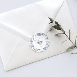 Adesivo Tornozelo Azul Francês Gravado Elegante<br><div class="desc">Padrão de fundo Elegante e ornamentado,  azul e branco,  toile de jouy,  com flores exóticas,  videiras e folhagem interligadas com terras e cestos de rosas com elementos de vazio redondo,  buquês florais e campos de texto. Comprar produtos correspondentes em Coleções na loja Grafixman.</div>