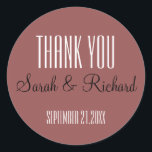 Adesivo Trending Marsala Wedding Obrigado<br><div class="desc">Simples e elegante obrigado de casamento que você cola no vinho tinto. Personalize com nomes de noiva e noivo e data de casamento. Todo texto é personalizável. Você pode alterar a fonte, o tamanho e a cor do texto usando a opção de edição. Entre em contato para obter ajuda na...</div>