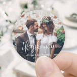 Adesivo Trendy Modern Script and Photo Wedding (Trendy Mod<br><div class="desc">Adicione um toque personalizado elegante ao casamento, agradeça aos cartões e favoritos para festas de recepção com adesivos fotoredondos/selos de envelopes personalizados. O quadro e toda a redação desta modelo são simples de personalizar. "Obrigado" pode ser mudado para amar & obrigados, bem-vindo, as iniciais do casal, outro texto, ou pode...</div>