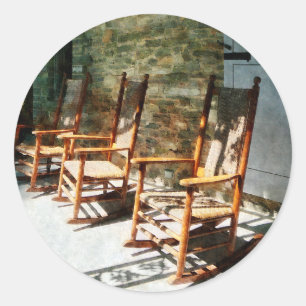 Adesivo Três cadeiras de balanço de madeira no patamar