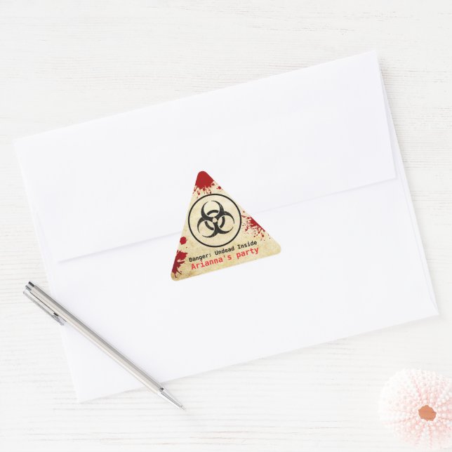 Adesivo Triangular Aniversário de Apocalipse Zumbi | Biohazard de Hal (Envelope)