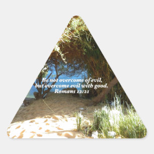 Adesivo Triangular Bíblia Versa Cota do Amor Dizendo Romanos 12:21