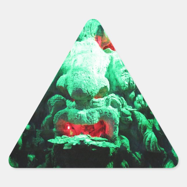 Adesivo Triangular Cara Assustadora Mascarada na Rocha (Frente)