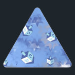 Adesivo Triangular Feliz Hanukkah Challing Stars and Dreidels<br><div class="desc">Você está vendo a coleção de Design Lee Hiller. Roupa,  Ofertas e Coleções Lee Hiller Fotografia ou Coleção de Arte Digital. Você pode ver sua fotografia da Nature em http://HikeOurPlanet.com/ e seguir seu blog de caminhada no Hot Primavera National Park.</div>