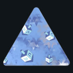 Adesivo Triangular Feliz Hanukkah Challing Stars and Dreidels<br><div class="desc">Você está vendo a coleção de Design Lee Hiller. Roupa,  Ofertas e Coleções Lee Hiller Fotografia ou Coleção de Arte Digital. Você pode ver sua fotografia da Nature em http://HikeOurPlanet.com/ e seguir seu blog de caminhada no Hot Primavera National Park.</div>