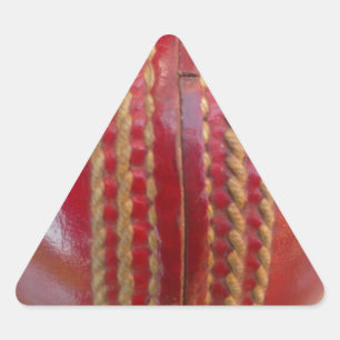 Adesivo Triangular Foco no Ponto Vermelho: Close-Up do Coração do Crí