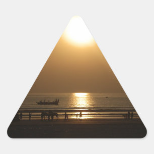 Adesivo Triangular Reflexo do Pôr do Sol de Verão Dourado na Praia