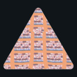 Adesivo Triangular Trabalho de arte único e elegante com padrão cardí<br><div class="desc">Trabalho de arte único e elegante para todas as idades com padrões cardíacos Adiciona um toque de amor à sua coleção de artigos de papelaria com este Design com verificação de corações sentimentais. Seja um notebook, um cartão de saudação, ou adesivo, este design traz uma estética romântica e na moda...</div>