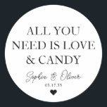 Adesivo TUDO O QUE PRECISAS É AMOR E VELHO Favor do Casame<br><div class="desc">Um Clássico Negro Obrigado Vestido de Casamento com "Tudo que você precisa é Amor e Doces" em uma fonte elegante moderna clássica. Você pode personalizá-lo facilmente com seus nomes e data de casamento.</div>